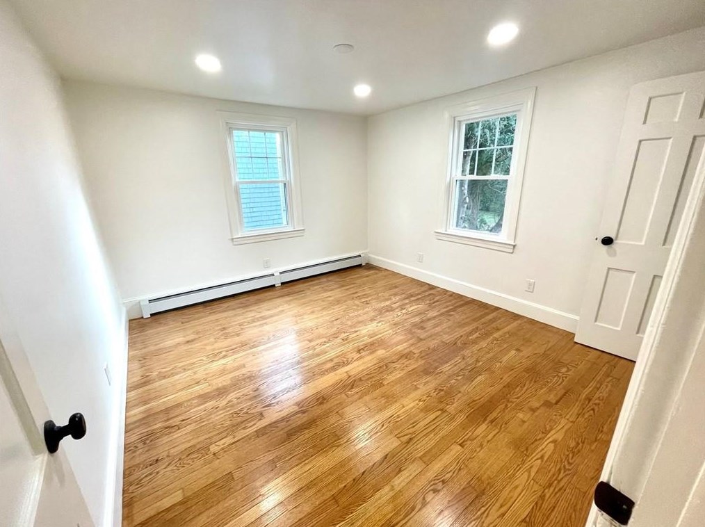 8 Jesse Davis Ln, Barrington RI  02806-4422 exterior