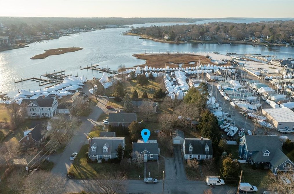 8 Jesse Davis Ln, Barrington RI  02806-4422 exterior