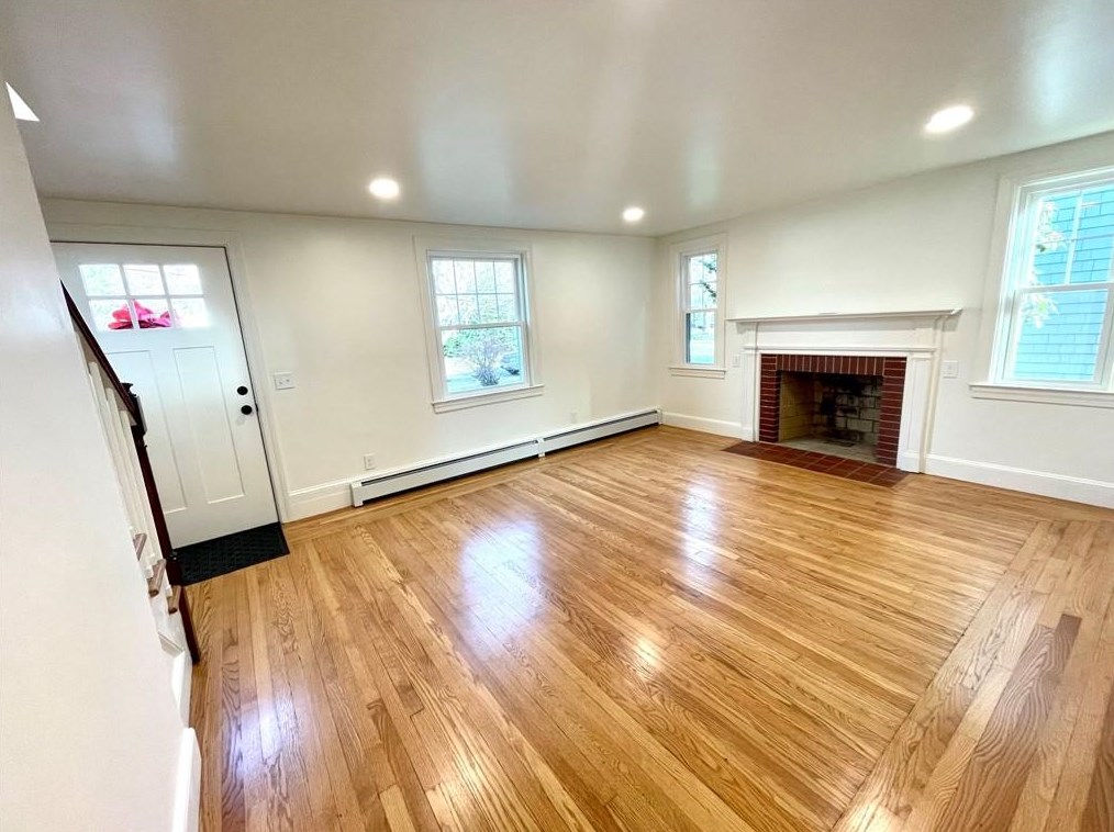 8 Jesse Davis Ln, Barrington RI  02806-4422 exterior