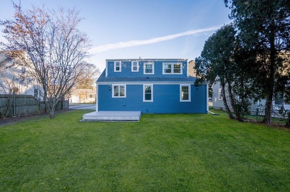 8 Jesse Davis Ln, Barrington RI  02806-4422 exterior