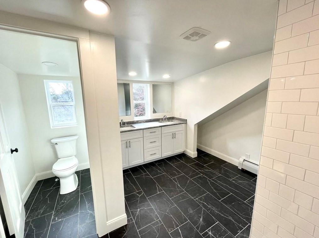 8 Jesse Davis Ln, Barrington RI  02806-4422 exterior