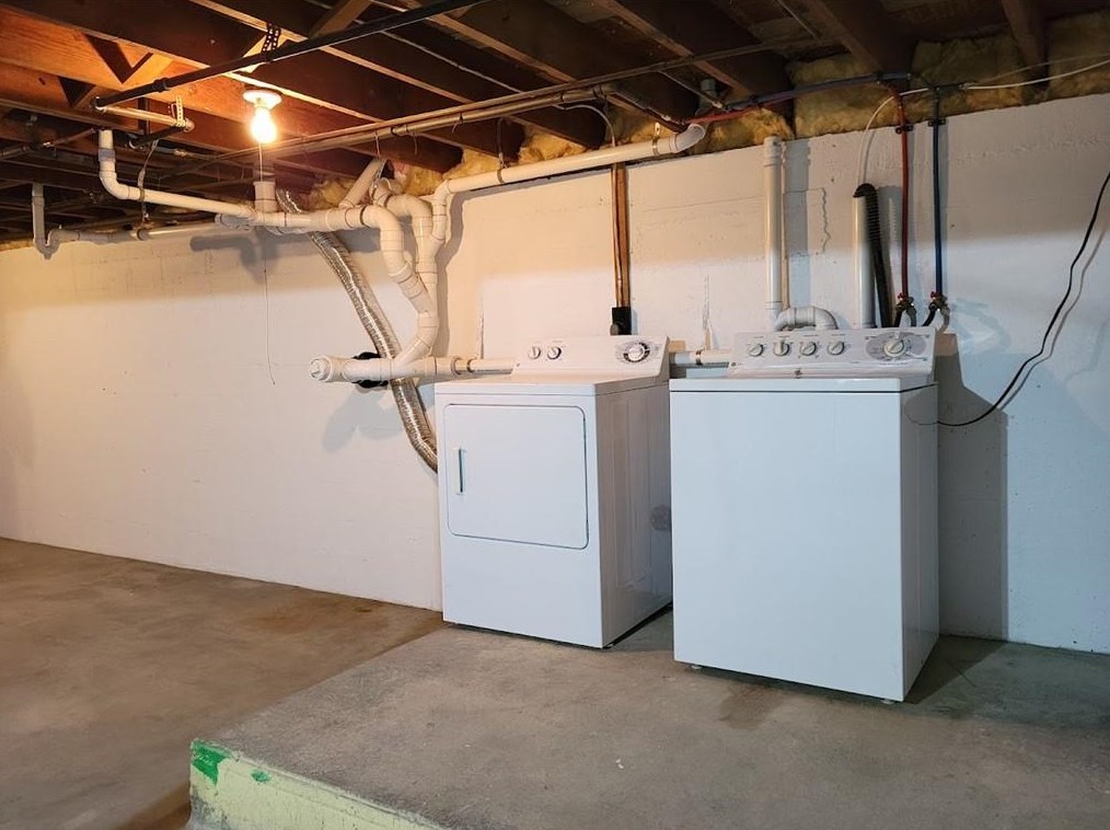 8 Jesse Davis Ln, Barrington RI  02806-4422 exterior