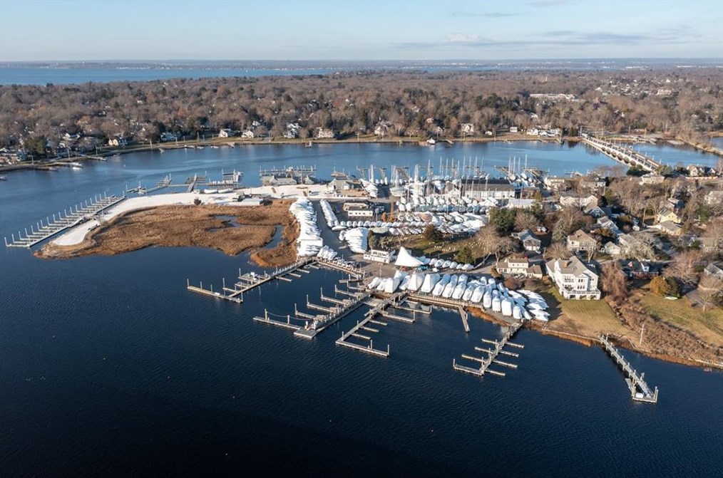 8 Jesse Davis Ln, Barrington RI  02806-4422 exterior