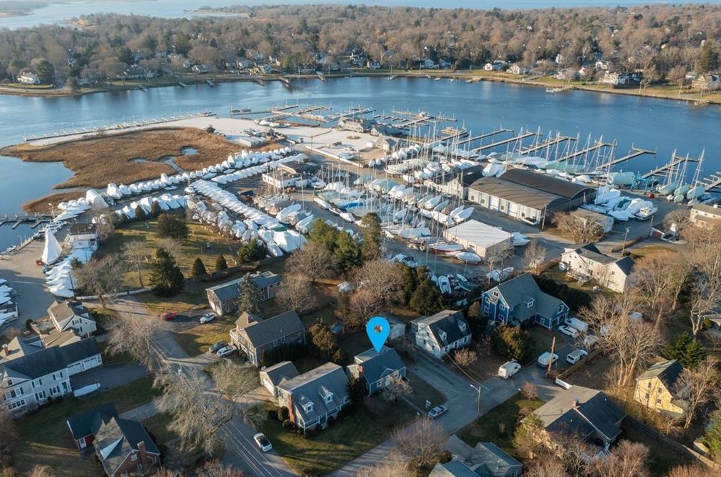 8 Jesse Davis Ln, Barrington RI  02806-4422 exterior