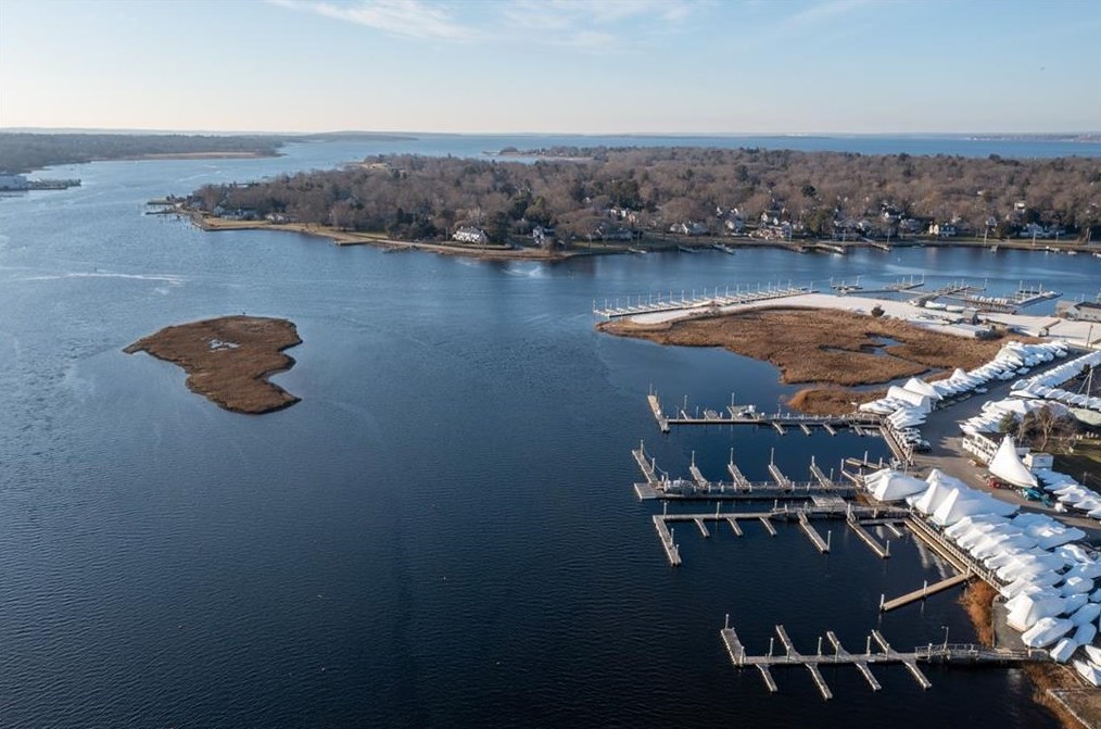 8 Jesse Davis Ln, Barrington RI  02806-4422 exterior