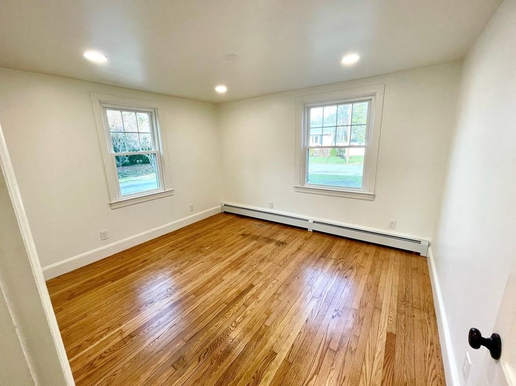 8 Jesse Davis Ln, Barrington RI  02806-4422 exterior