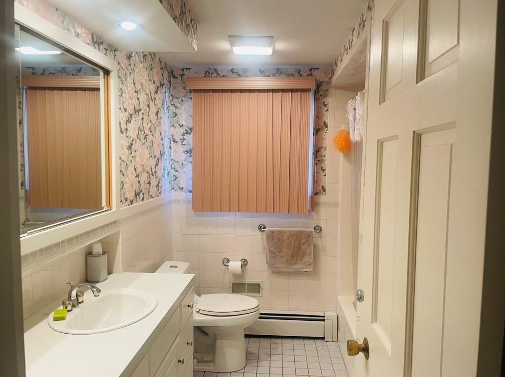 12 Hibiscus Dr, Cranston RI  02920-3108 exterior