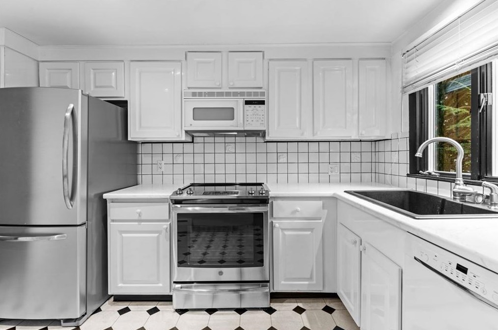 45 Rangeley Rd, Cranston RI  02920-6042 exterior