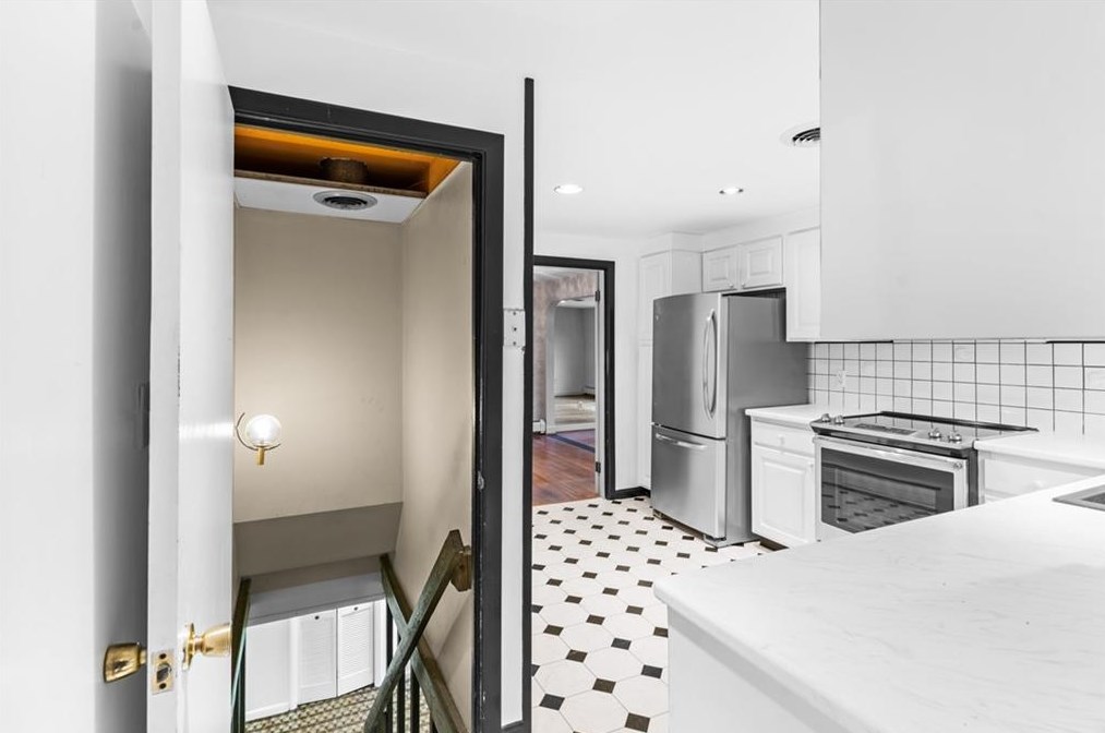 45 Rangeley Rd, Cranston RI  02920-6042 exterior