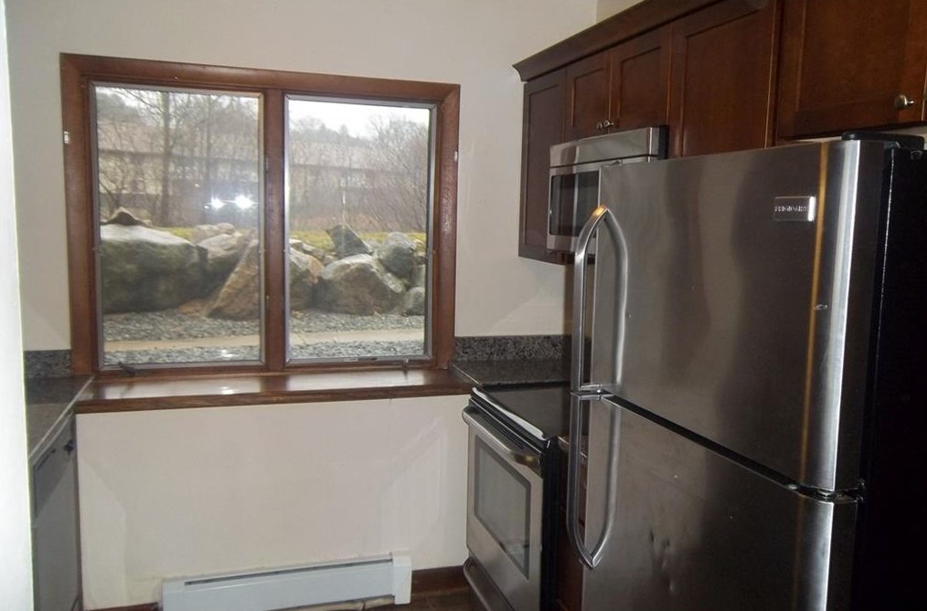 28 Vlg Ct, West Warwick RI  02893-2260 exterior