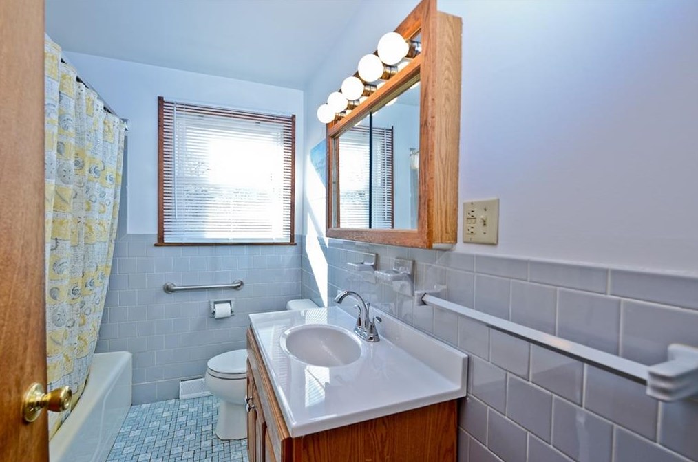 34 Sequoia Ln, Portsmouth RI  02871-2808 exterior