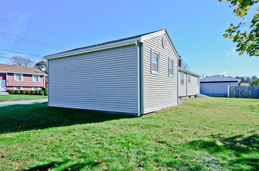 34 Sequoia Ln, Portsmouth RI  02871-2808 exterior