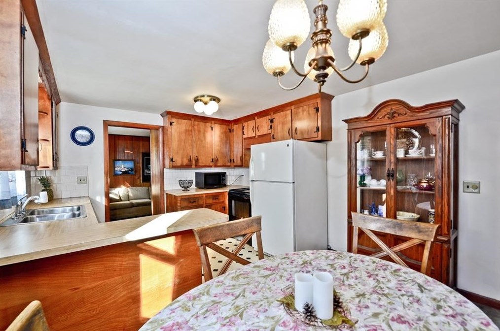 34 Sequoia Ln, Portsmouth RI  02871-2808 exterior