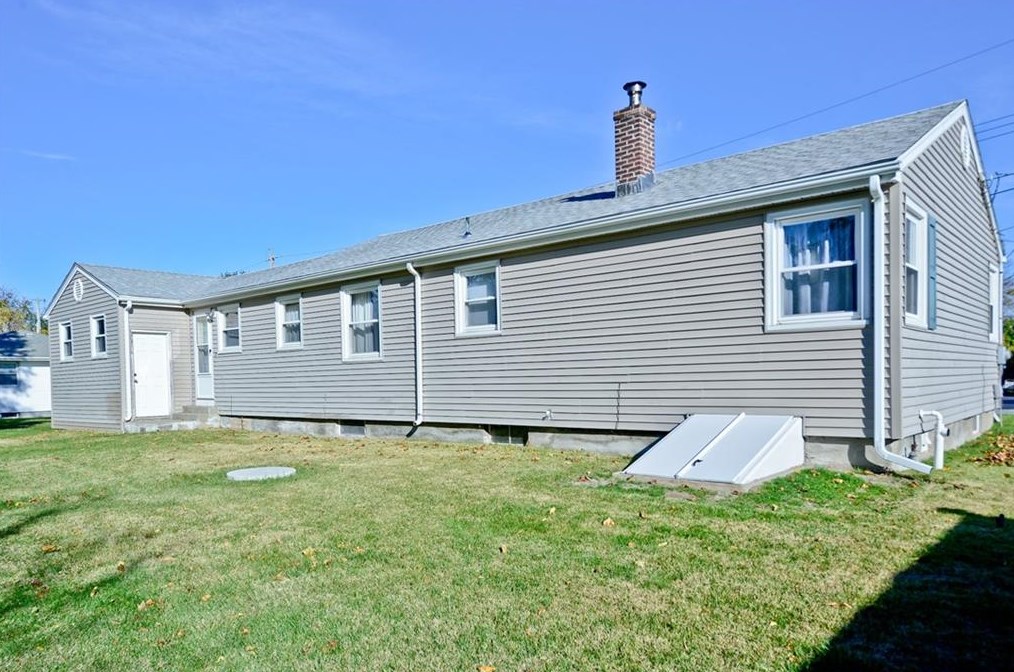 34 Sequoia Ln, Portsmouth RI  02871-2808 exterior