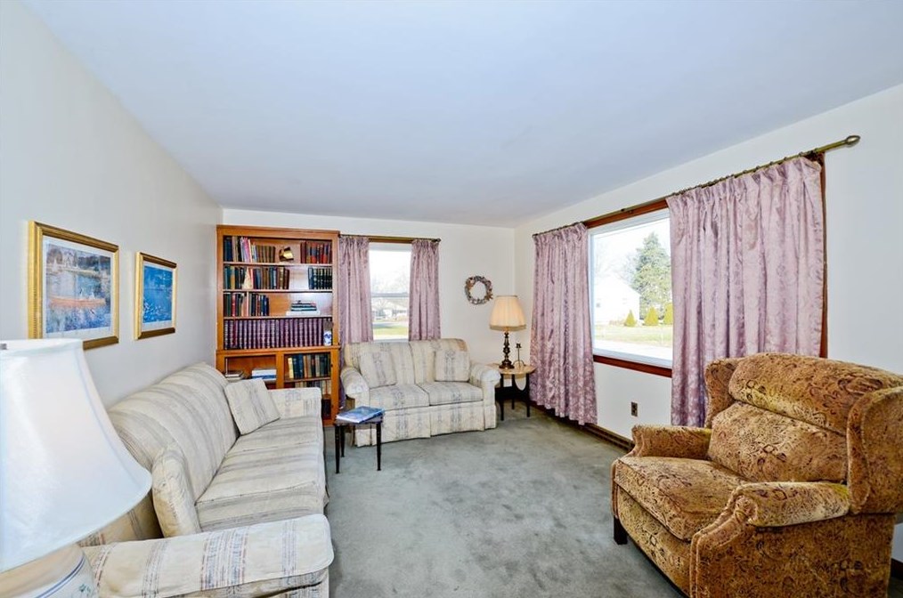 34 Sequoia Ln, Portsmouth RI  02871-2808 exterior