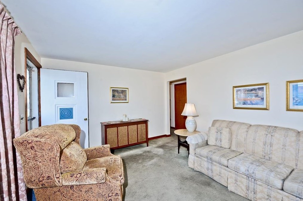 34 Sequoia Ln, Portsmouth RI  02871-2808 exterior