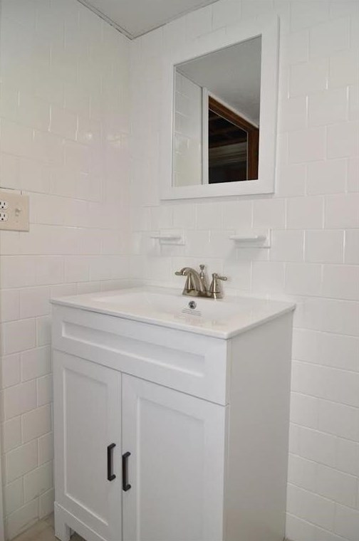 210 Holland St, Cranston RI  02920-2427 exterior