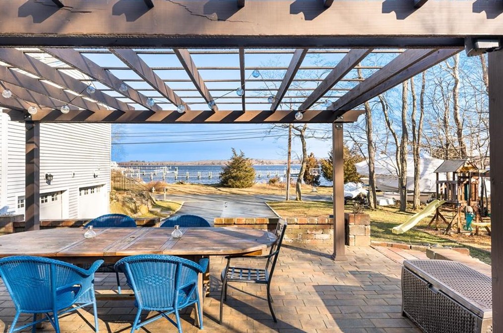 14 Harrison St, Bristol RI  02809-4402 exterior