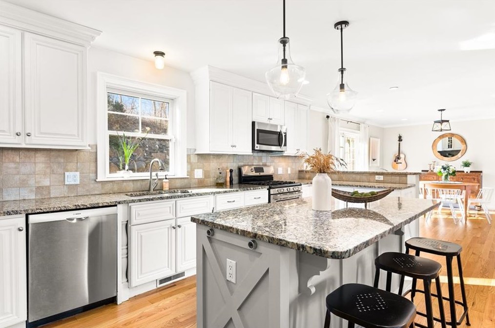 14 Harrison St, Bristol RI  02809-4402 exterior