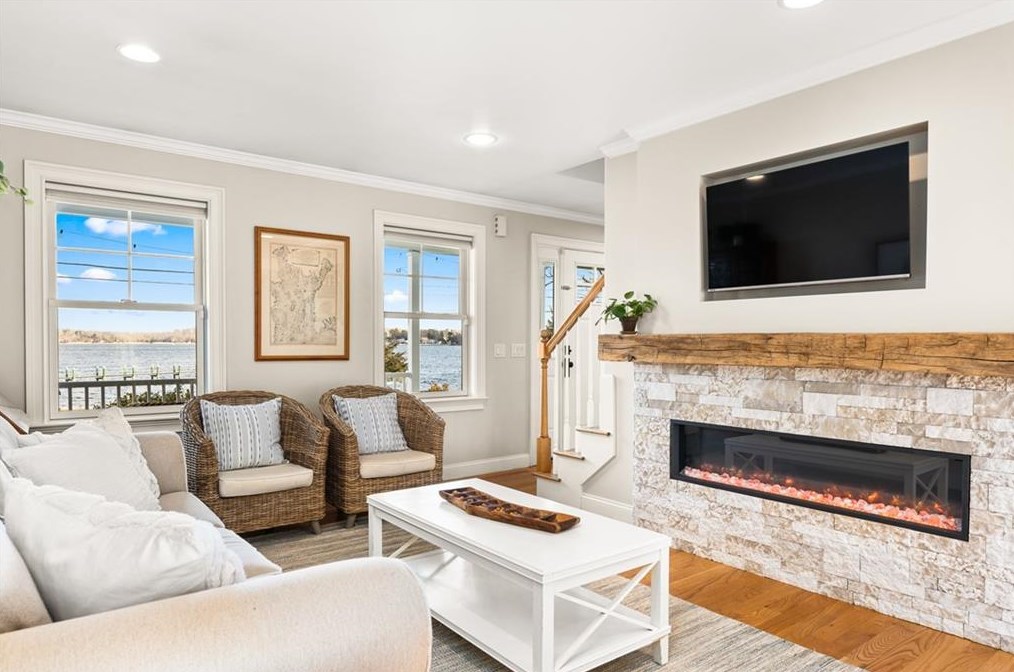 14 Harrison St, Bristol RI  02809-4402 exterior