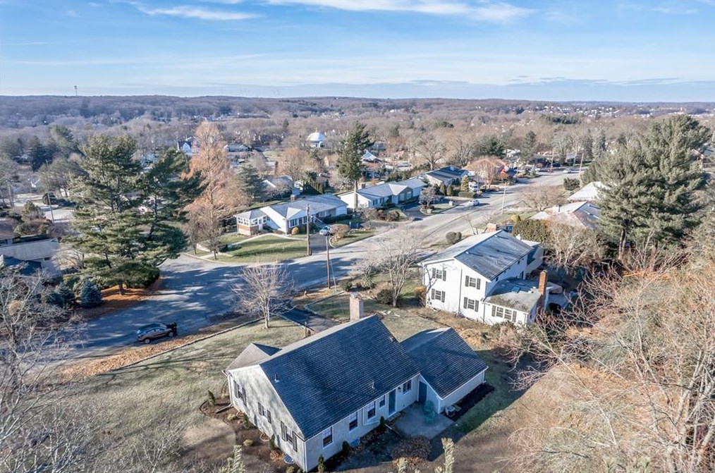 166 Meshanticut Valley Pkwy, Cranston RI  02920-3964 exterior