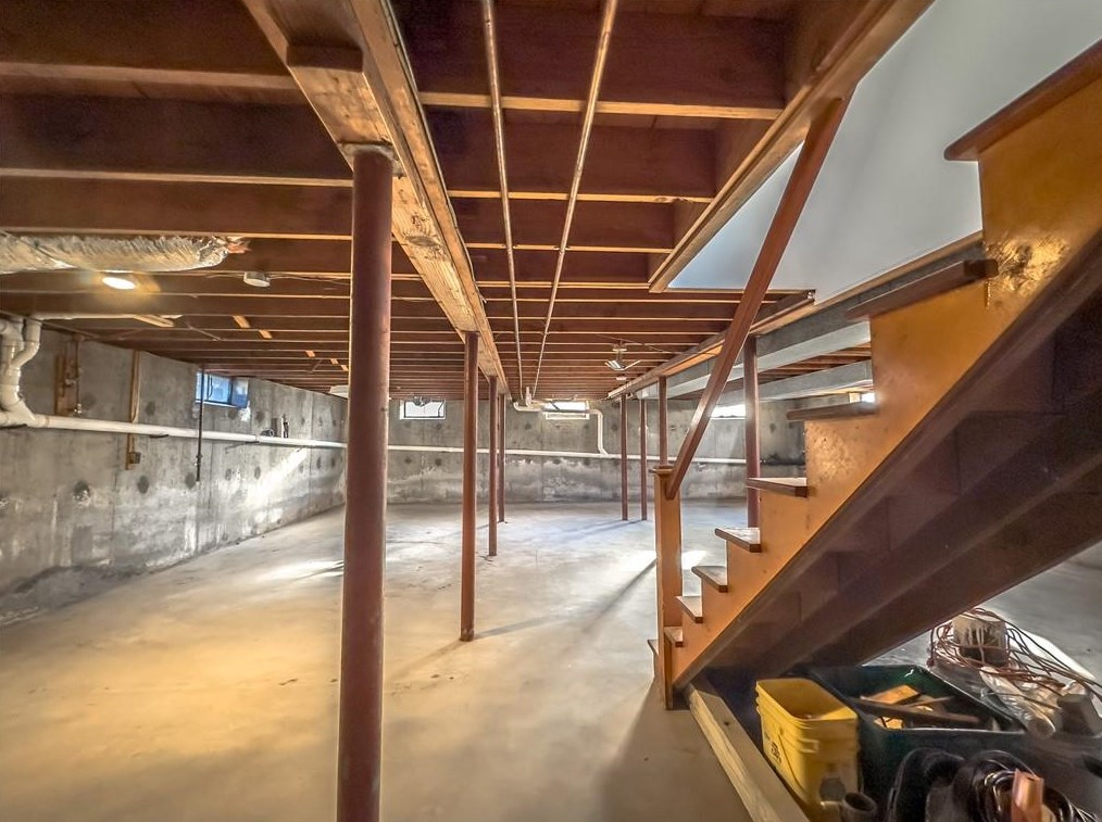 166 Meshanticut Valley Pkwy, Cranston RI  02920-3964 exterior