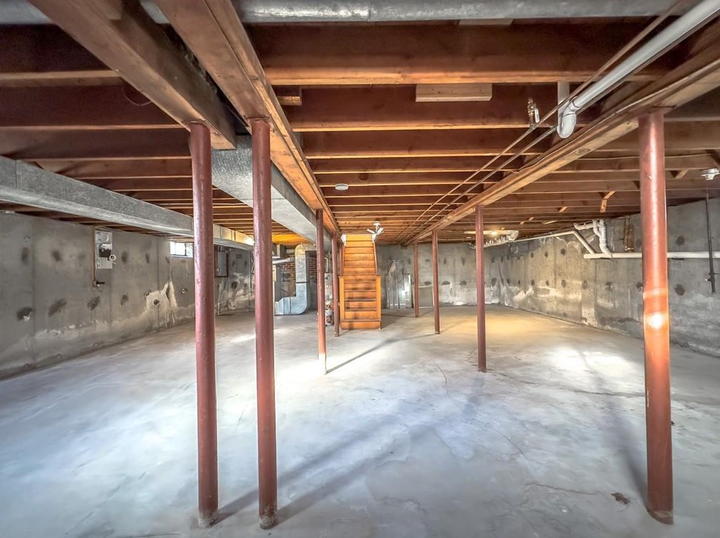 166 Meshanticut Valley Pkwy, Cranston RI  02920-3964 exterior