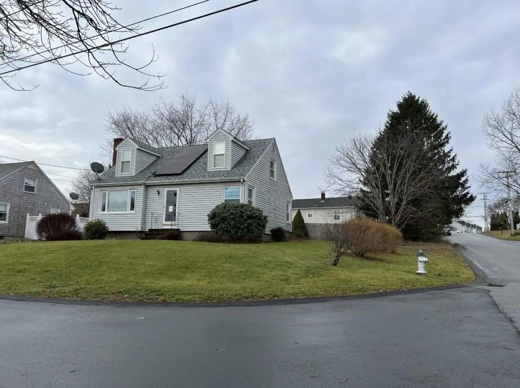 55 Douglas Ave, Portsmouth RI  02871-4309 exterior