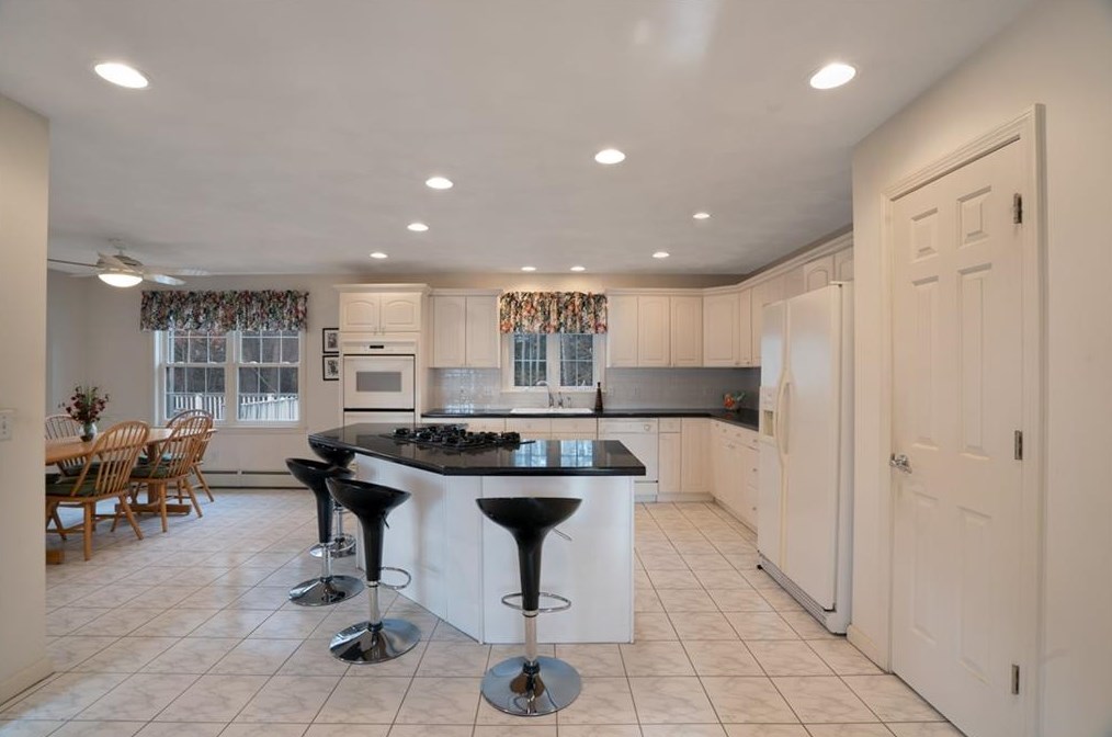 204 Tomahawk Trl, Cranston RI  02921-2227 exterior