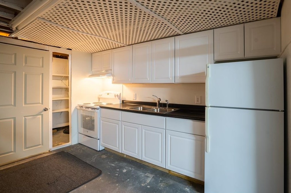 204 Tomahawk Trl, Cranston RI  02921-2227 exterior