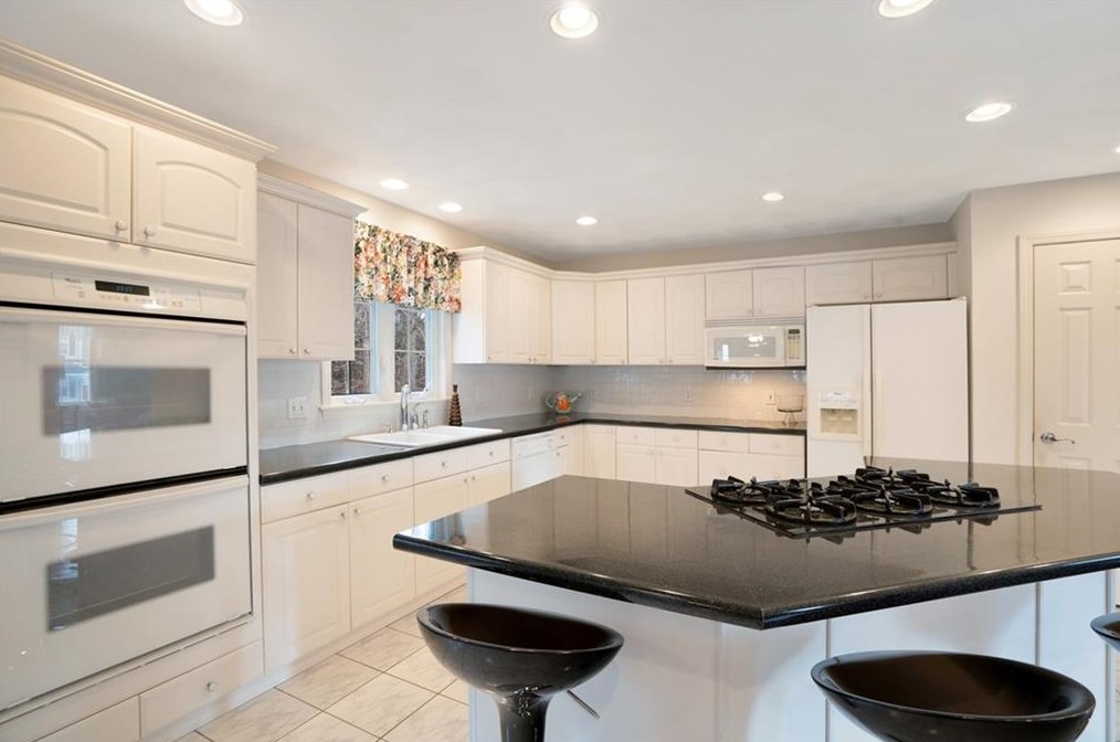 204 Tomahawk Trl, Cranston RI  02921-2227 exterior