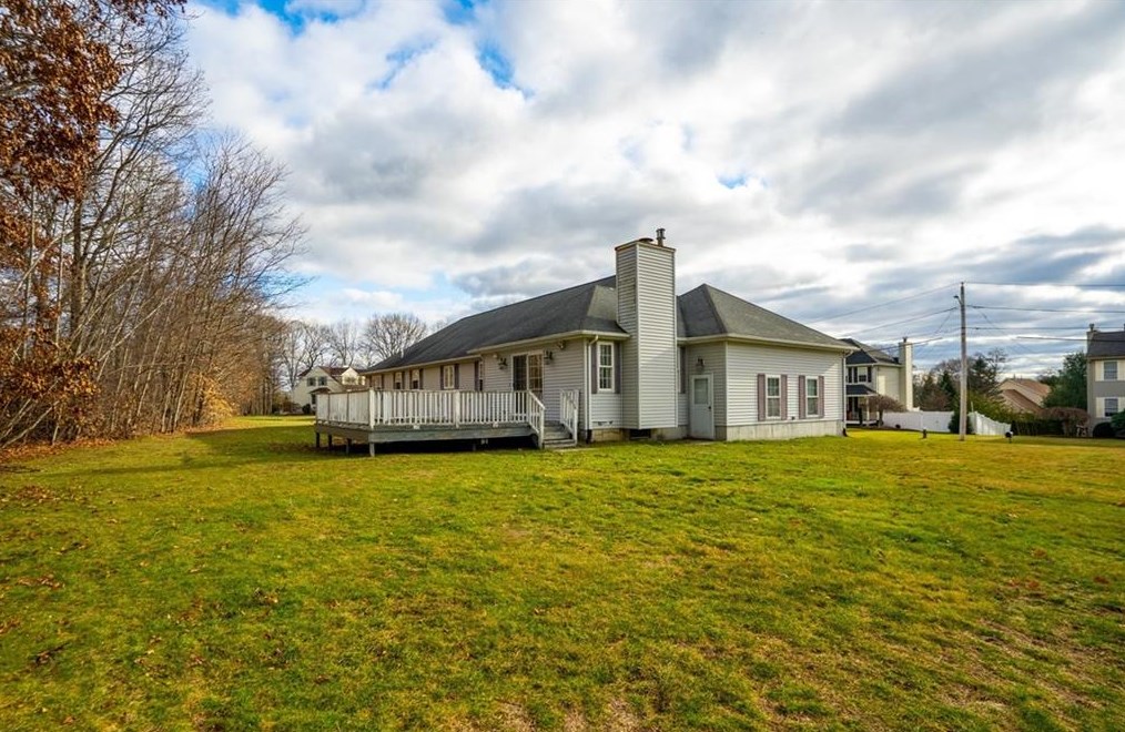 204 Tomahawk Trl, Cranston RI  02921-2227 exterior