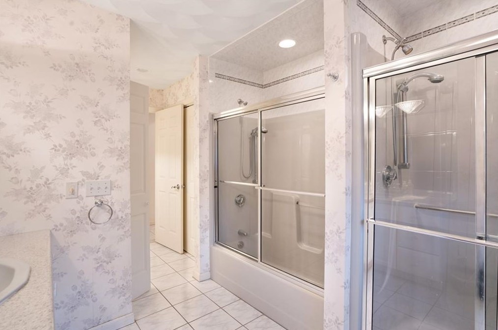 204 Tomahawk Trl, Cranston RI  02921-2227 exterior