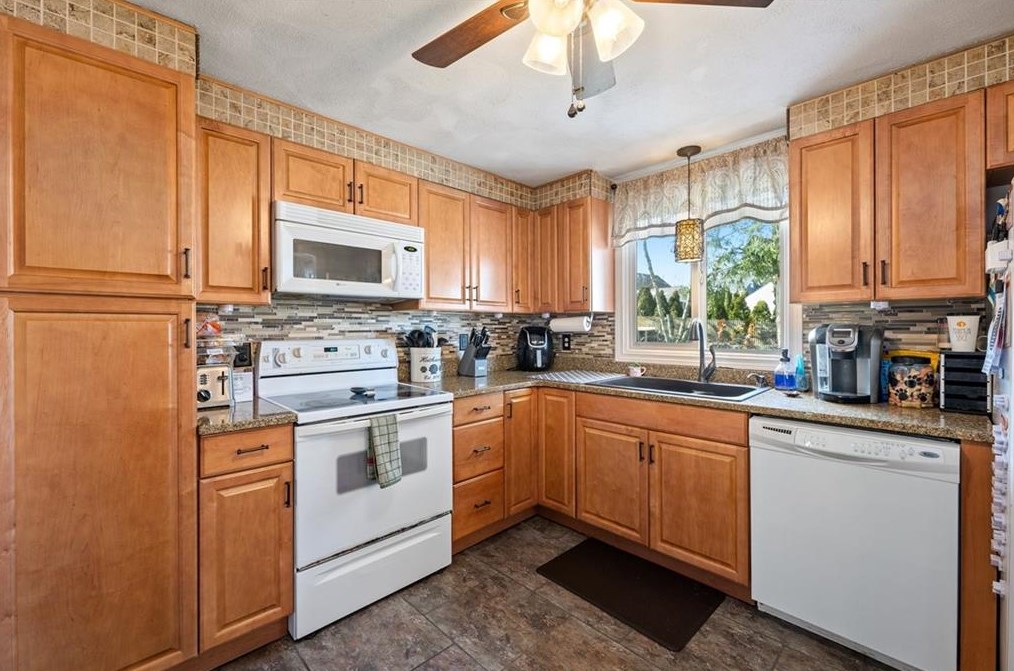 8 Surrey Ln, West Warwick RI  02893-3308 exterior