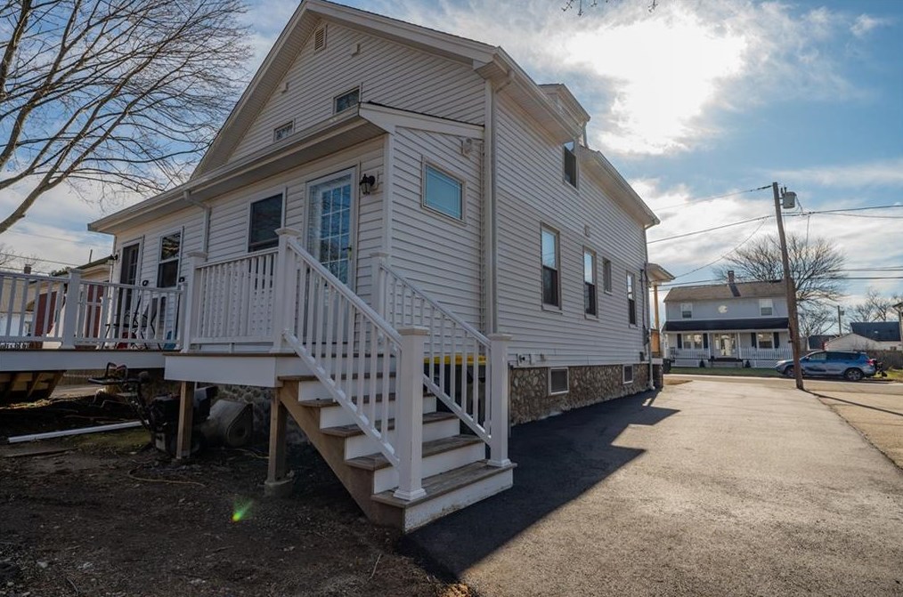 15 Minoru St, Smithfield RI  02917-3711 exterior