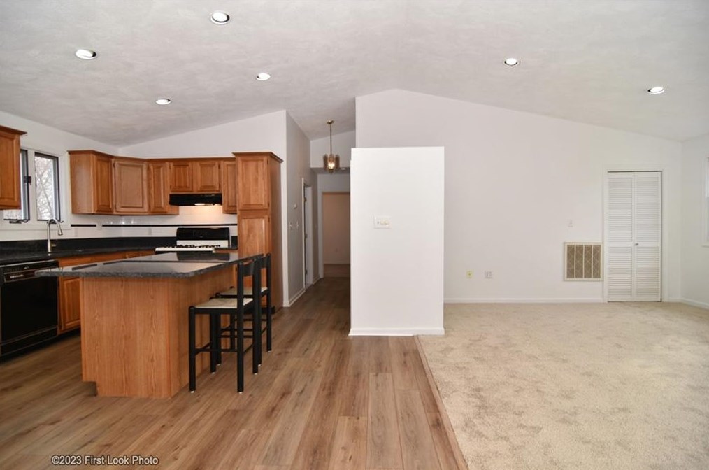 11 Uxbridge St, Cranston RI 02920-6217 exterior