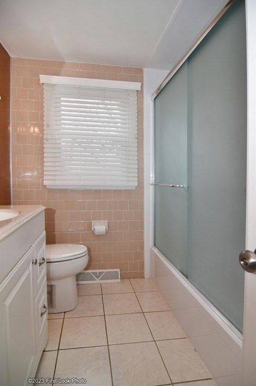 11 Uxbridge St, Cranston RI 02920-6217 exterior