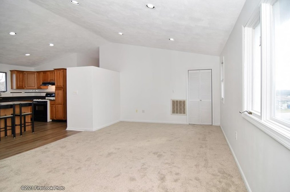 11 Uxbridge St, Cranston RI 02920-6217 exterior