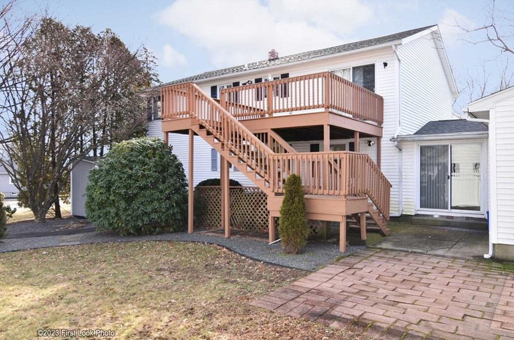 11 Uxbridge St, Cranston RI 02920-6217 exterior