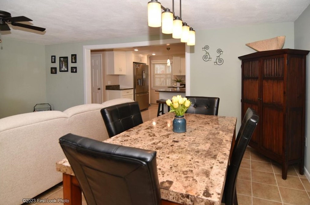 11 Uxbridge St, Cranston RI 02920-6217 exterior