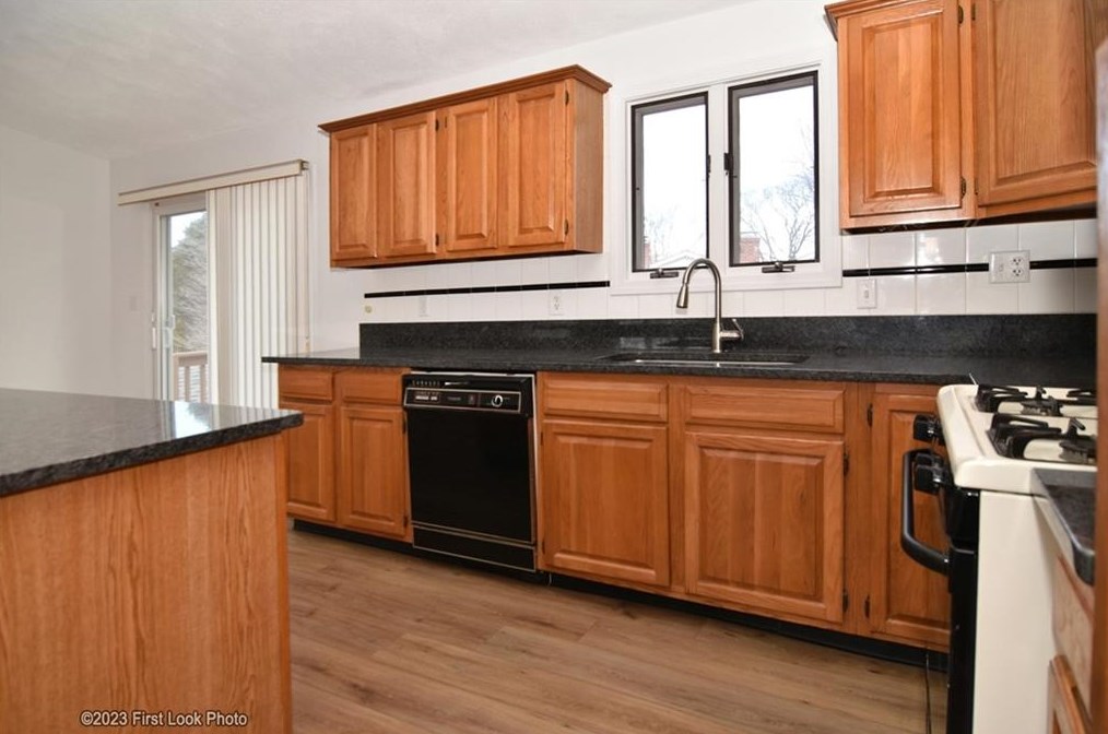 11 Uxbridge St, Cranston RI 02920-6217 exterior