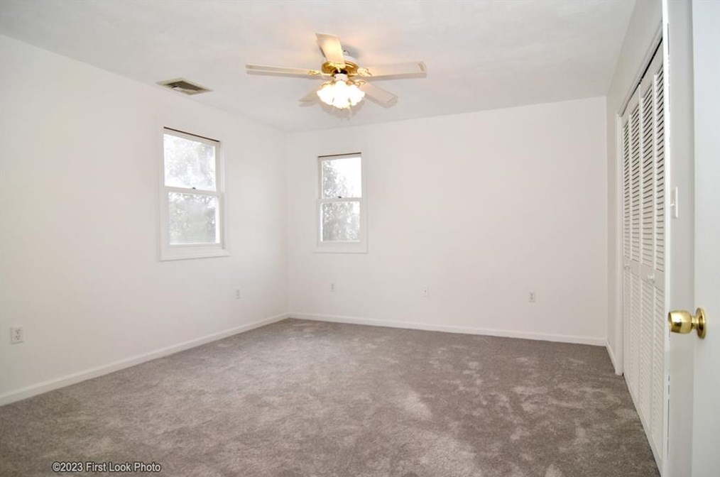 11 Uxbridge St, Cranston RI 02920-6217 exterior