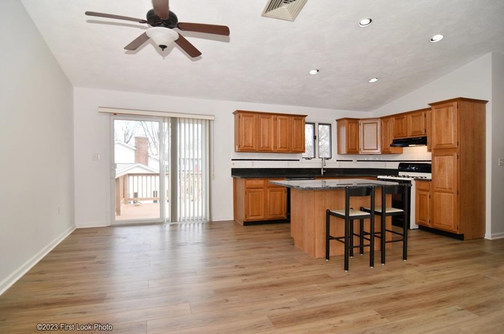 11 Uxbridge St, Cranston RI 02920-6217 exterior