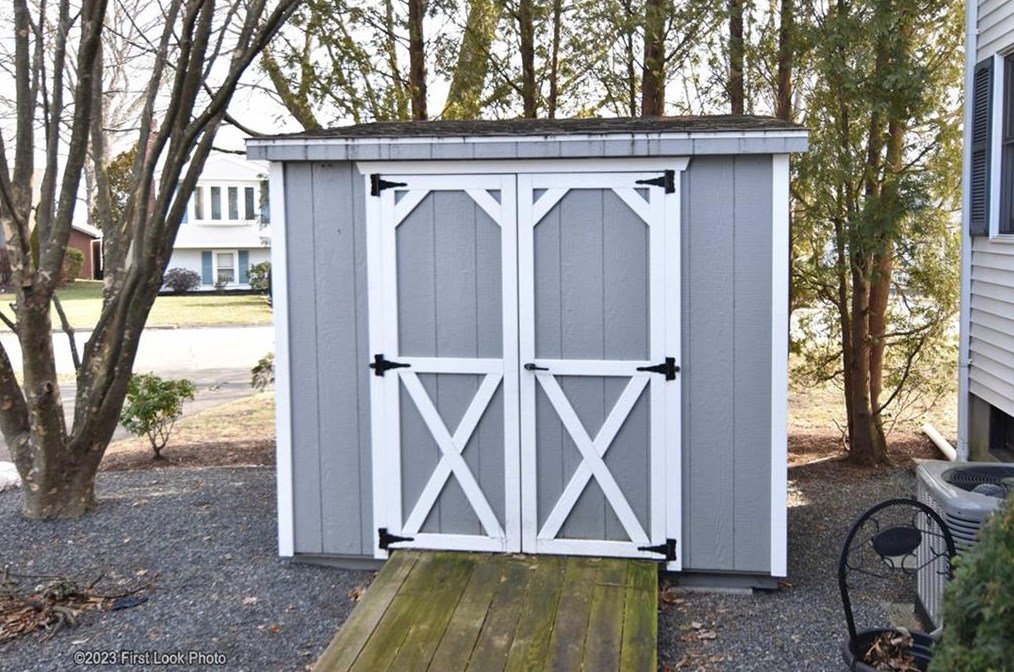 11 Uxbridge St, Cranston RI 02920-6217 exterior