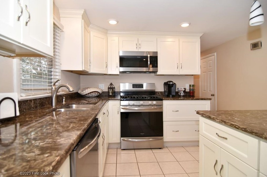 11 Uxbridge St, Cranston RI 02920-6217 exterior