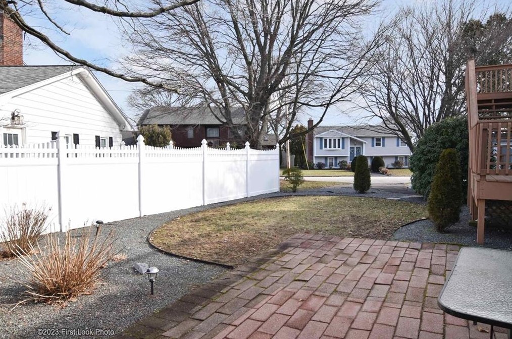 11 Uxbridge St, Cranston RI 02920-6217 exterior