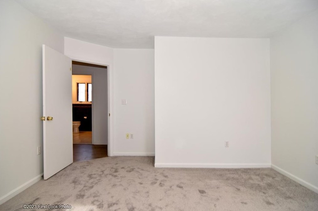 11 Uxbridge St, Cranston RI 02920-6217 exterior