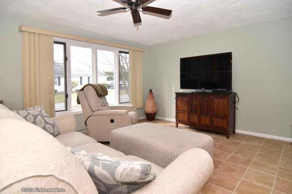 11 Uxbridge St, Cranston RI 02920-6217 exterior