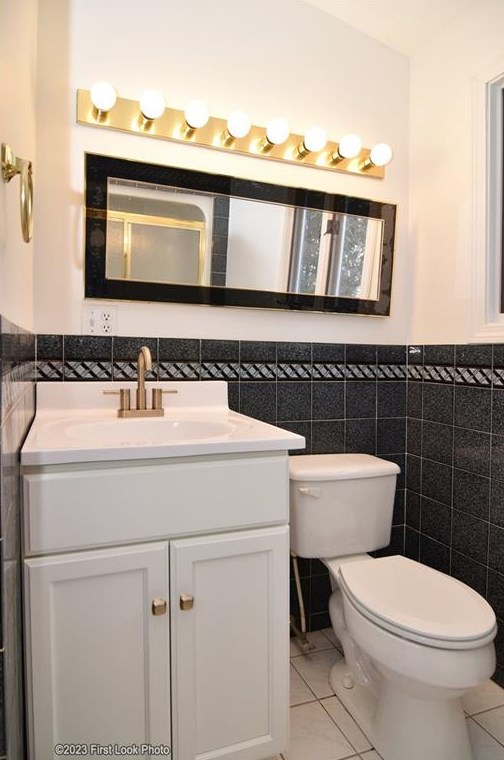 11 Uxbridge St, Cranston RI 02920-6217 exterior