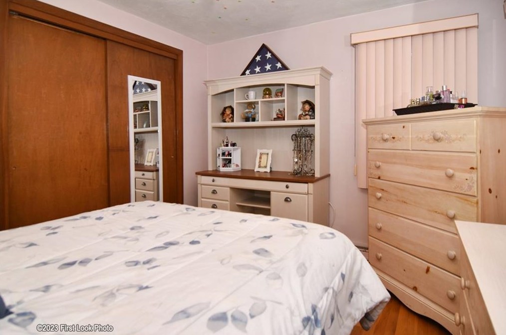 11 Uxbridge St, Cranston RI 02920-6217 exterior